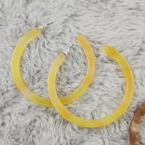 HOOP earring set. Plastic lightweight. - Picture 4 of 8